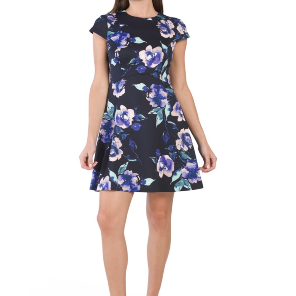 🆕Vince Camuto Cap Sleeve Fit & Flare Floral Scuba Dress. NWT!